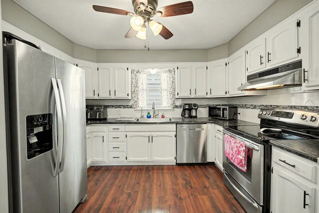 647 E Neal Ave, Salina, KS 67401