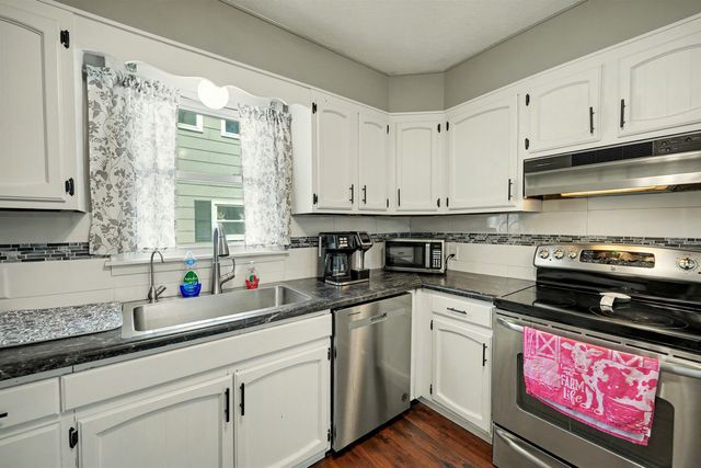 647 E Neal Ave, Salina, KS 67401