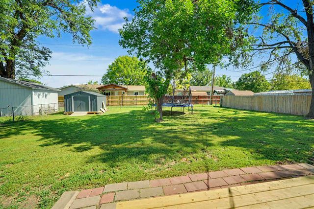 647 E Neal Ave, Salina, KS 67401