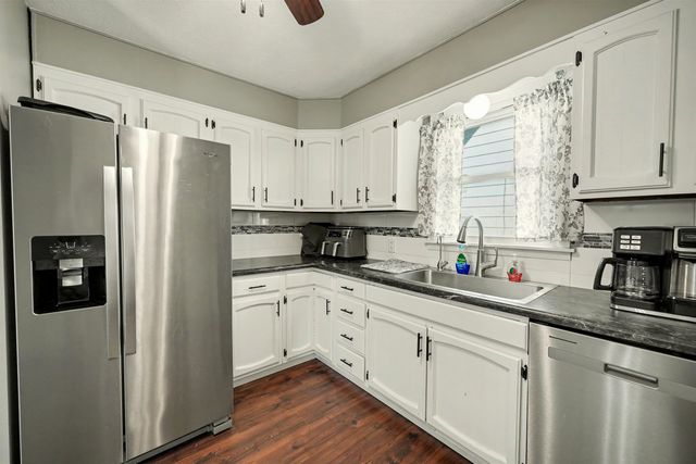 647 E Neal Ave, Salina, KS 67401