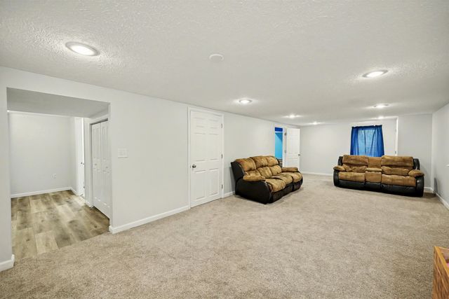647 E Neal Ave, Salina, KS 67401