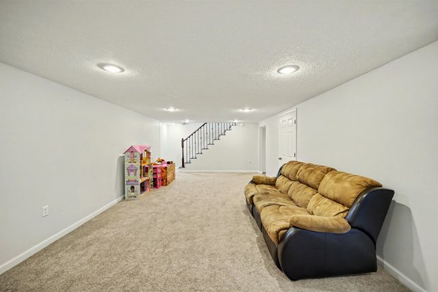 647 E Neal Ave, Salina, KS 67401