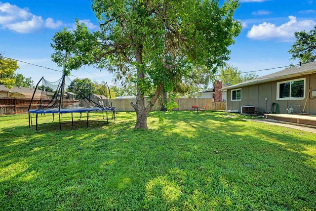 647 E Neal Ave, Salina, KS 67401
