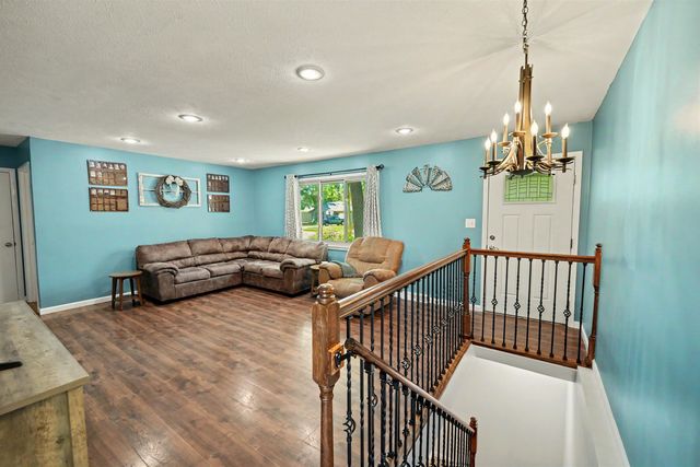 647 E Neal Ave, Salina, KS 67401