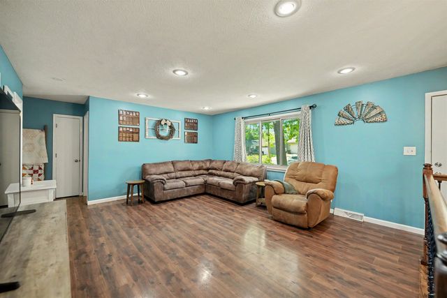 647 E Neal Ave, Salina, KS 67401
