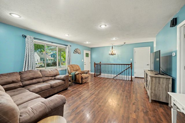 647 E Neal Ave, Salina, KS 67401