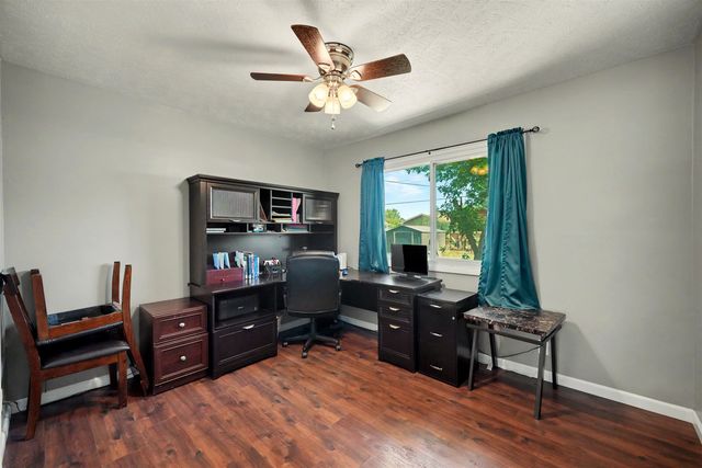 647 E Neal Ave, Salina, KS 67401
