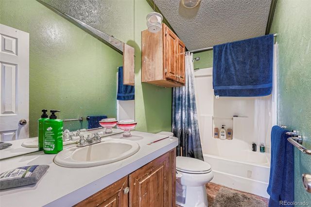 1050 S Dutch Valley Road, Bennett, CO 80102