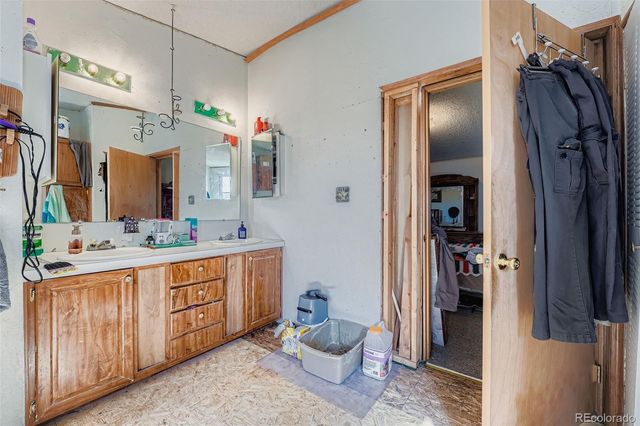 1050 S Dutch Valley Road, Bennett, CO 80102