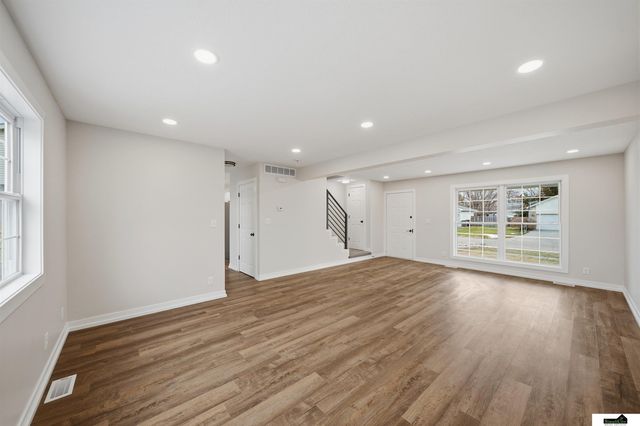 10831 N 136th Street, Waverly, NE 68462