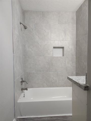 402 S Blackwell Street, La Porte, TX 77571