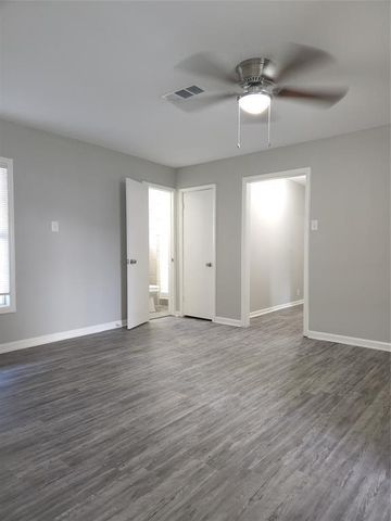 402 S Blackwell Street, La Porte, TX 77571