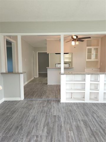 402 S Blackwell Street, La Porte, TX 77571