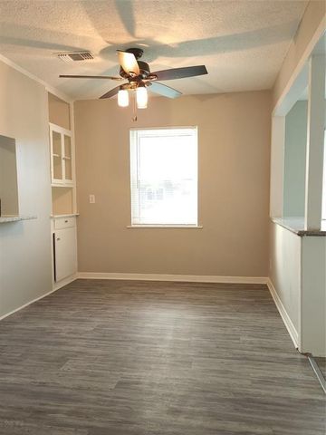 402 S Blackwell Street, La Porte, TX 77571