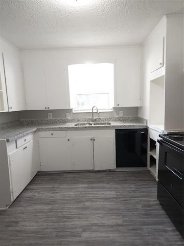 402 S Blackwell Street, La Porte, TX 77571