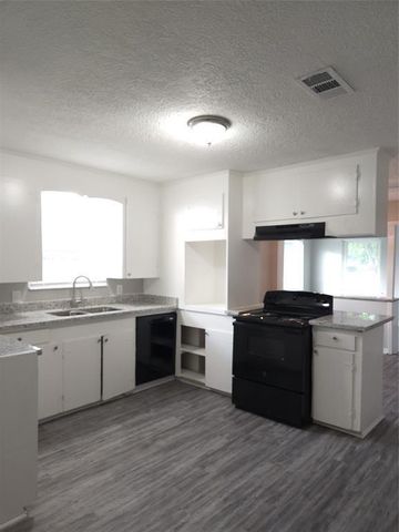 402 S Blackwell Street, La Porte, TX 77571