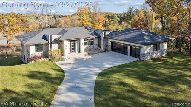 1164 Lake Forest Way, Milford, MI 48380