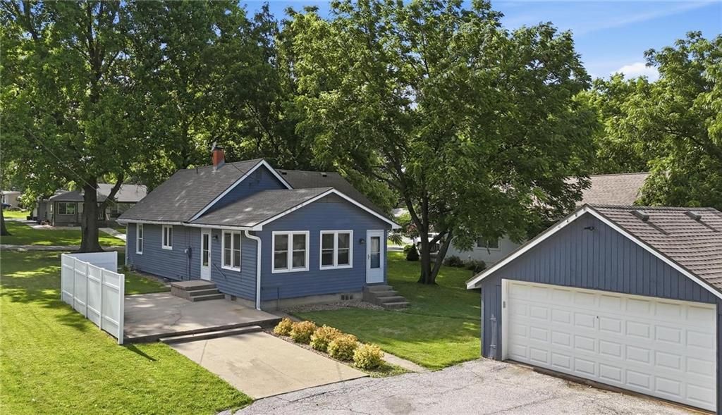 309 5th Street S, Greenwood, MO 64034