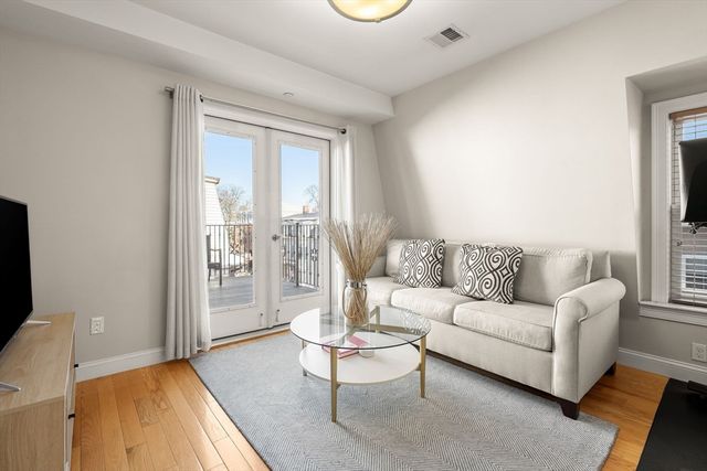 117 M St 3, Boston, MA 02127