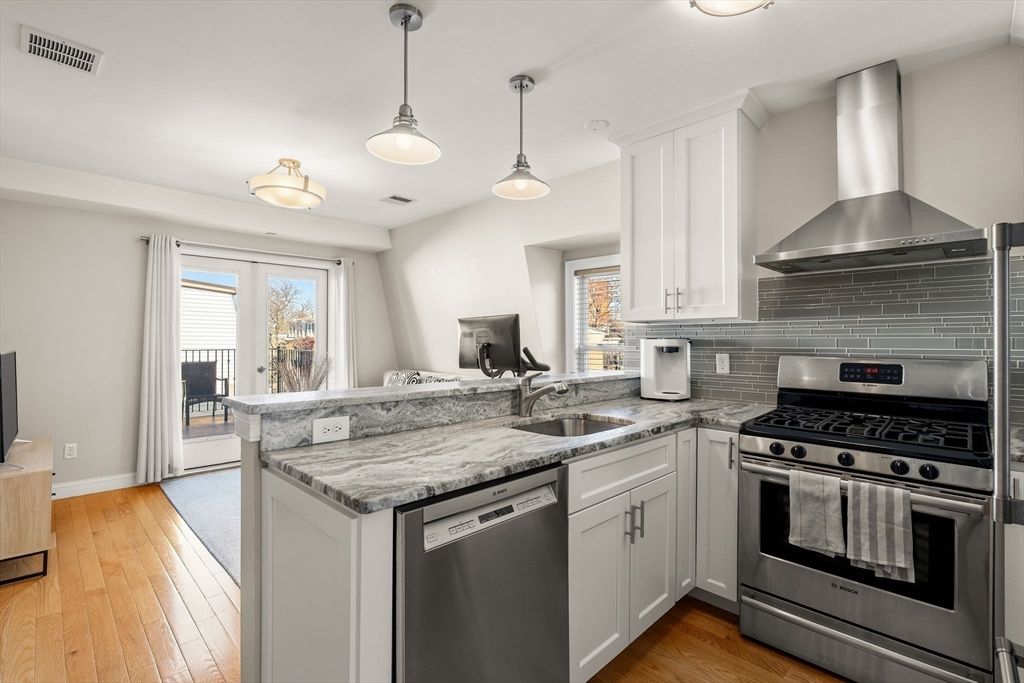 117 M St 3, Boston, MA 02127