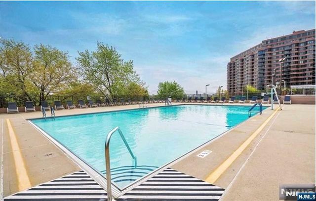 300 Winston Drive 2516, Cliffside Park, NJ 07010