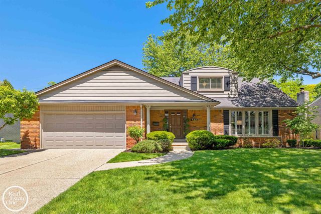 432 Saddle Lane, Grosse Pointe Woods, MI 48236