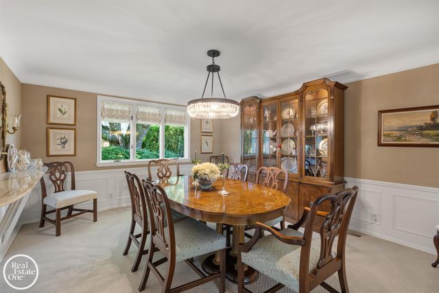 432 Saddle Lane, Grosse Pointe Woods, MI 48236
