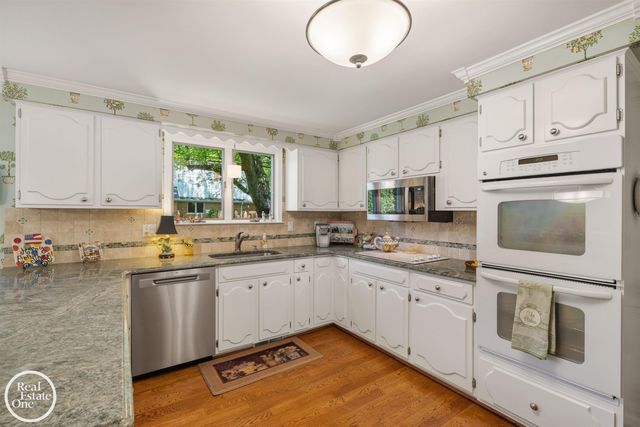 432 Saddle Lane, Grosse Pointe Woods, MI 48236