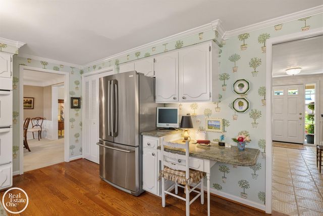 432 Saddle Lane, Grosse Pointe Woods, MI 48236