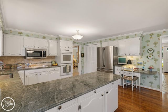 432 Saddle Lane, Grosse Pointe Woods, MI 48236