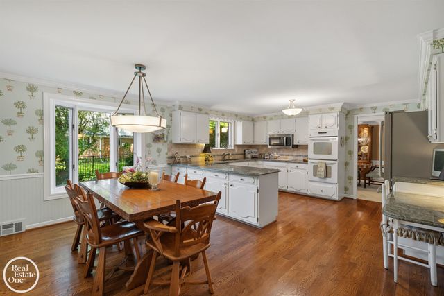 432 Saddle Lane, Grosse Pointe Woods, MI 48236