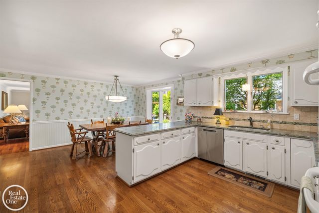 432 Saddle Lane, Grosse Pointe Woods, MI 48236