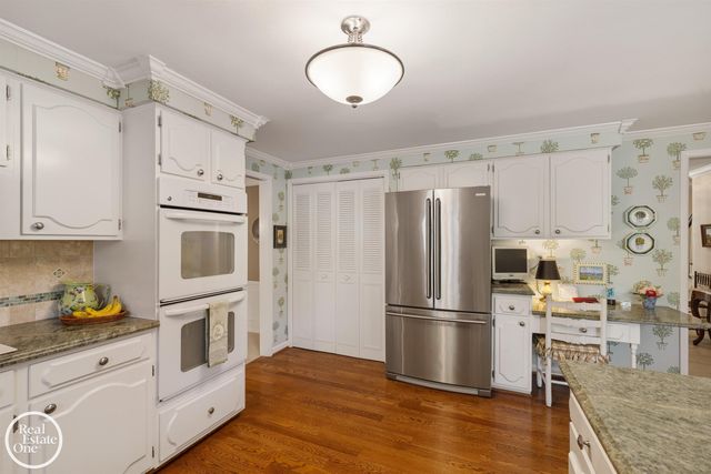 432 Saddle Lane, Grosse Pointe Woods, MI 48236