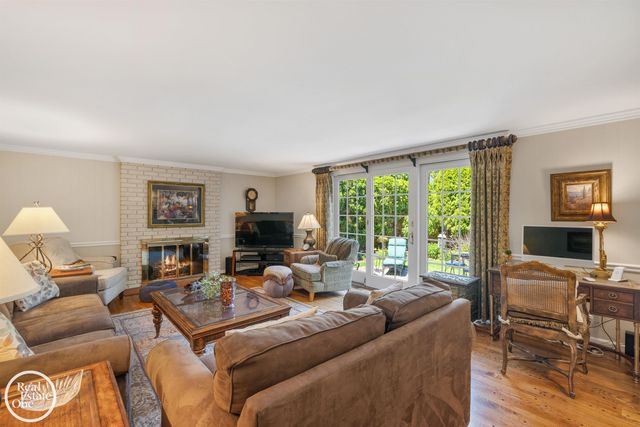 432 Saddle Lane, Grosse Pointe Woods, MI 48236