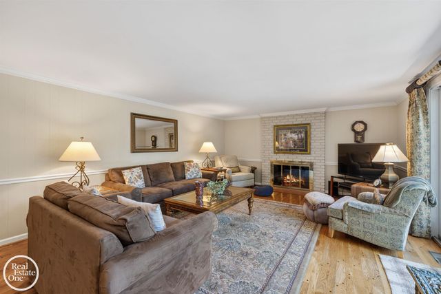 432 Saddle Lane, Grosse Pointe Woods, MI 48236