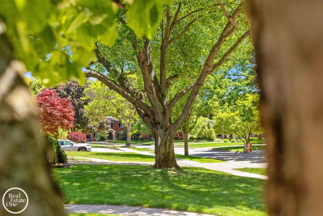 432 Saddle Lane, Grosse Pointe Woods, MI 48236