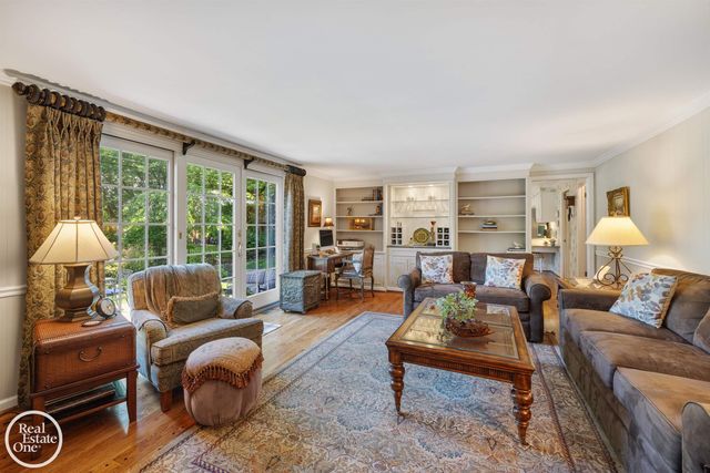 432 Saddle Lane, Grosse Pointe Woods, MI 48236