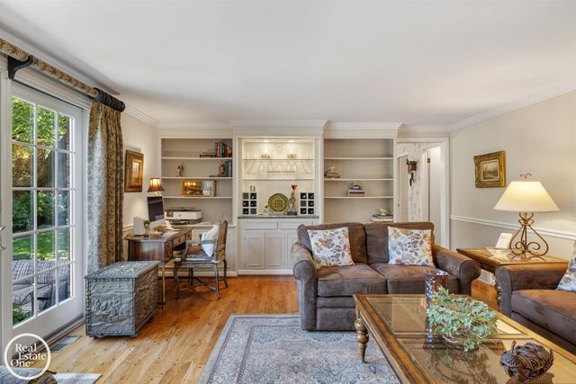 432 Saddle Lane, Grosse Pointe Woods, MI 48236