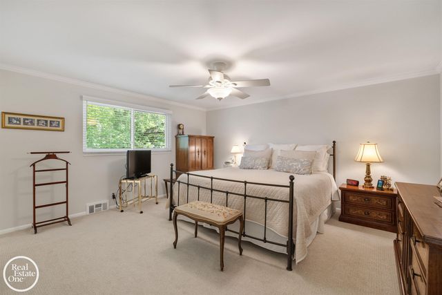 432 Saddle Lane, Grosse Pointe Woods, MI 48236