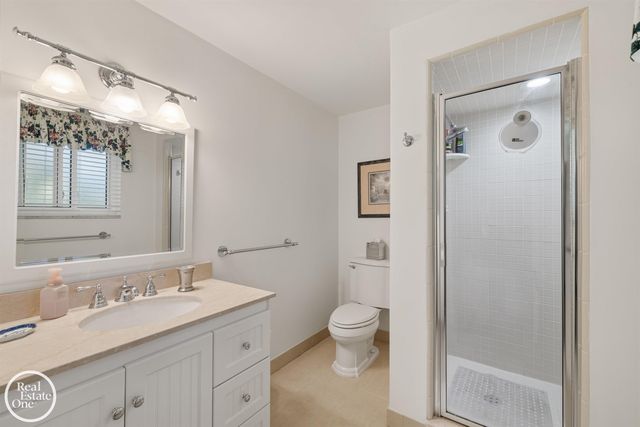 432 Saddle Lane, Grosse Pointe Woods, MI 48236