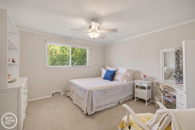 432 Saddle Lane, Grosse Pointe Woods, MI 48236