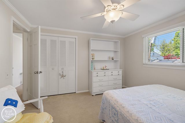 432 Saddle Lane, Grosse Pointe Woods, MI 48236