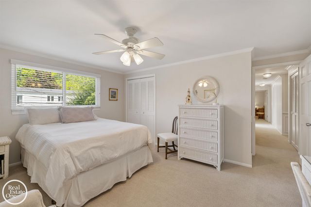 432 Saddle Lane, Grosse Pointe Woods, MI 48236