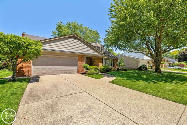 432 Saddle Lane, Grosse Pointe Woods, MI 48236