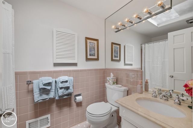 432 Saddle Lane, Grosse Pointe Woods, MI 48236