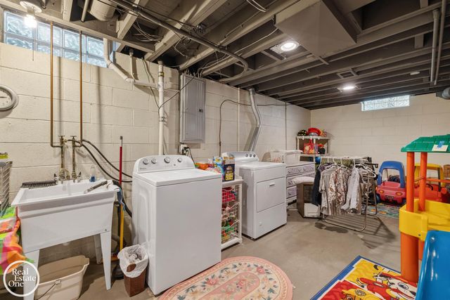 432 Saddle Lane, Grosse Pointe Woods, MI 48236