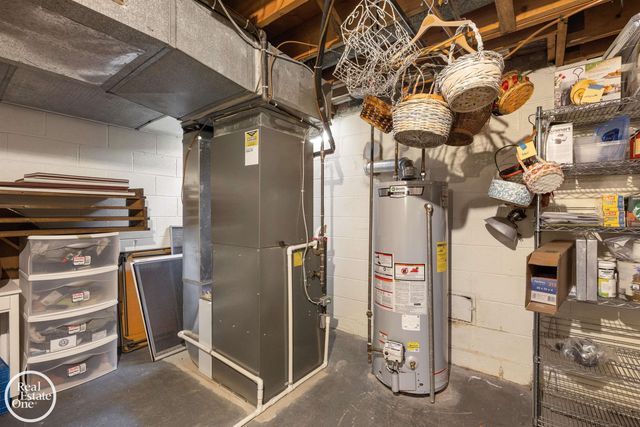 432 Saddle Lane, Grosse Pointe Woods, MI 48236