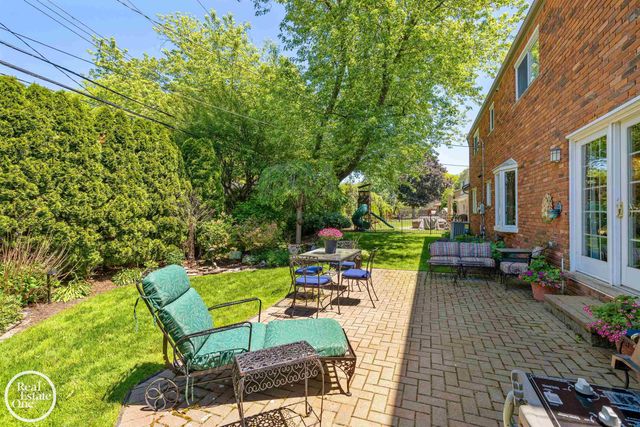 432 Saddle Lane, Grosse Pointe Woods, MI 48236