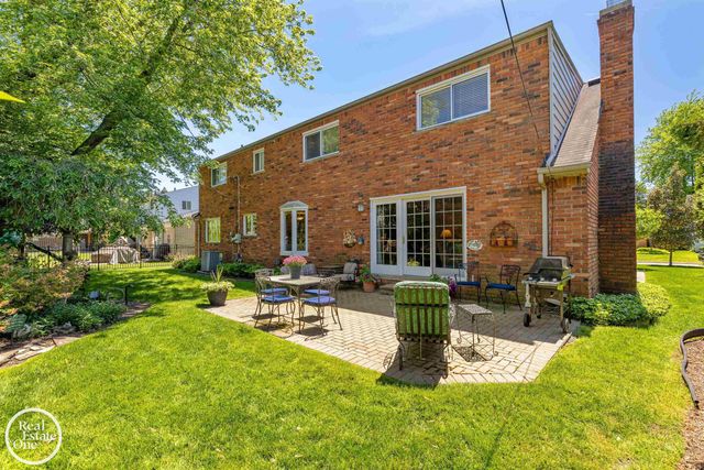 432 Saddle Lane, Grosse Pointe Woods, MI 48236