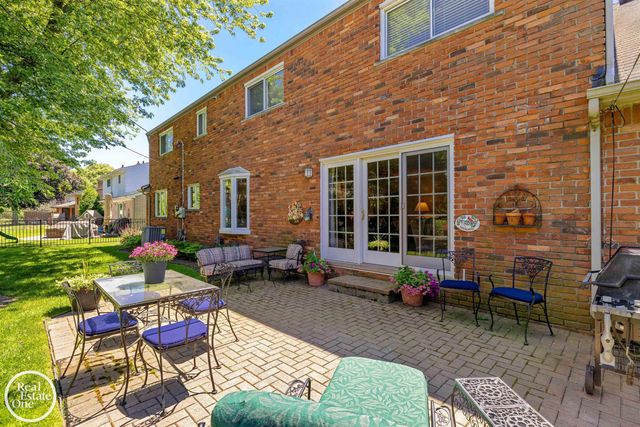 432 Saddle Lane, Grosse Pointe Woods, MI 48236